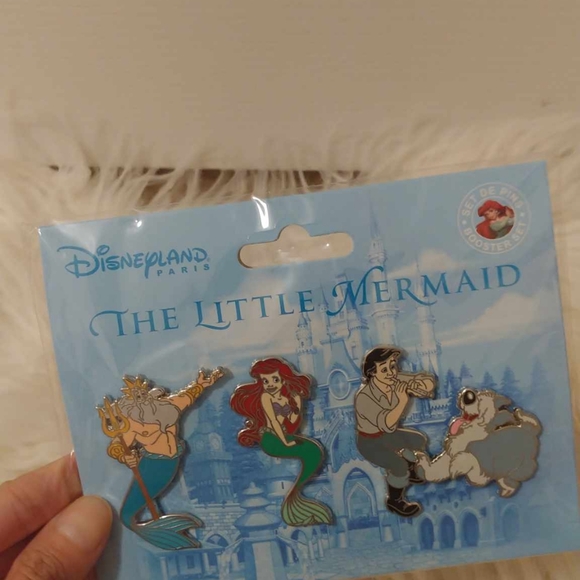 💖FIRM! NWT DISNEY PARKS DISNEYLAND PARIS LITTLE MERMAID BOOSTER PIN SET - Picture 9 of 14